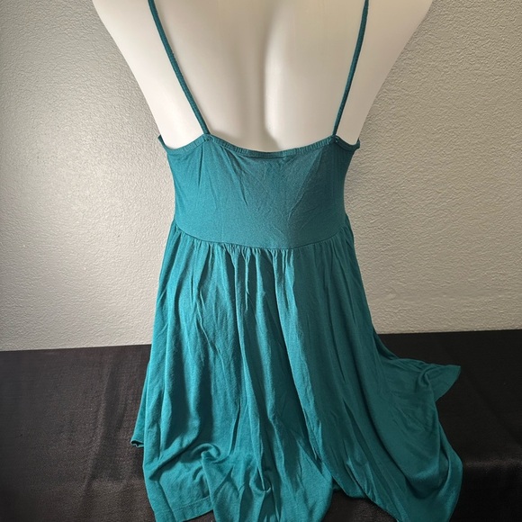 Women’s h and M green flared tank size sm
Fit like medium - Picture 3 of 3